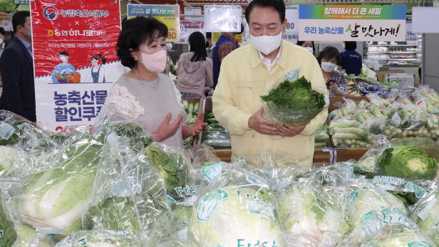 President Yoon checks prices