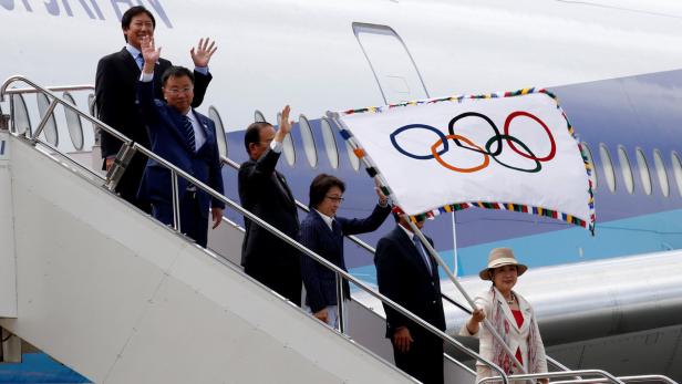 Tokios Gouverneurin Yuriko Koike trug die Flagge aus dem Flieger.