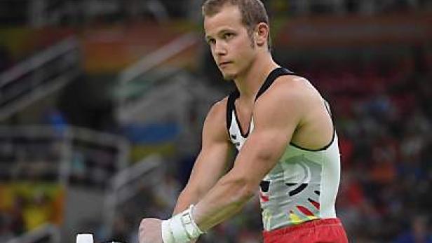 Ein Turner bereitet sich auf seine Übung am Pauschenpferd vor.