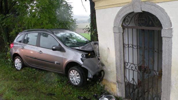 Bei Unfall gegen Kapelle geprallt