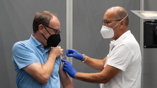 Gesundheitsminister Johannes Rauch (links) beim Impfen
