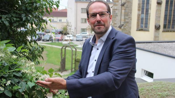 Vizebürgermeister Markus Brandstetter im beispeilhaften multifunktionellen Pfarrgarten