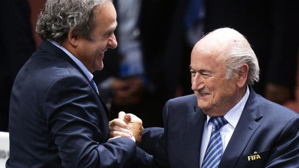 Blatter (re.) und der ebenfalls unter Druck geratene UEFA-Präsident Platini