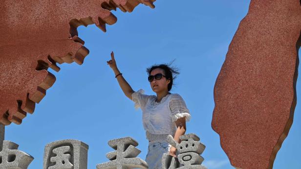 Das große China vs. das kleine Taiwan - Skulptur in der südchinesischen Provinz Fujian vis-à-vis der Insel Taiwan