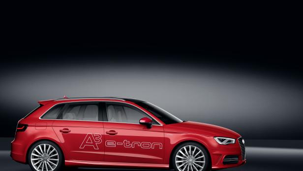 Ein roter Audi A3 e-tron Kombi vor einem dunklen Hintergrund.