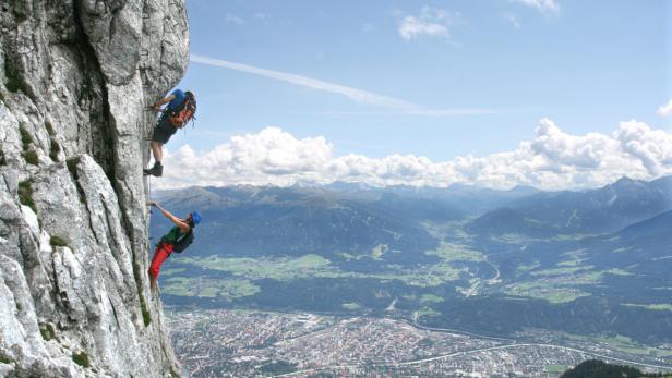 BILD zu TP/OTS - Ein himmlischer Genuss: Atemberaubende Ausblicke auf Innsbruck und alpine Her-ausforderungen bieten sich Bergsteigern auf dem Innsbrucker Klettersteig, der sich jetzt &quot;wie neu&quot; präsentiert.