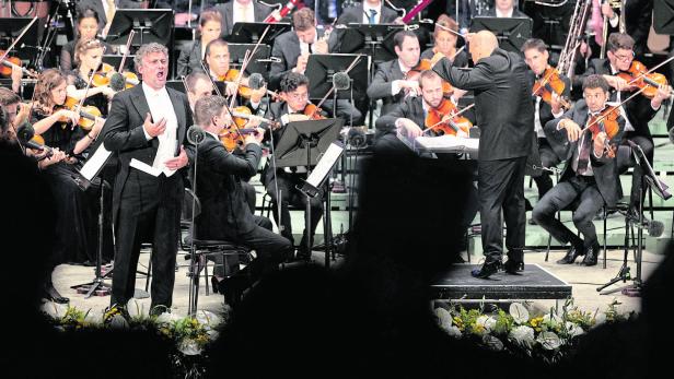 Primus inter Pares: Jonas Kaufmann als Florestan am Wolkenturm in Grafenegg mit Dirigent Jaap van Zweden und dem Orchester