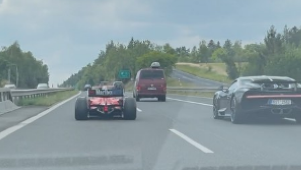 Neue Bilder von Formel-Rennwagen auf tschechischer Autobahn