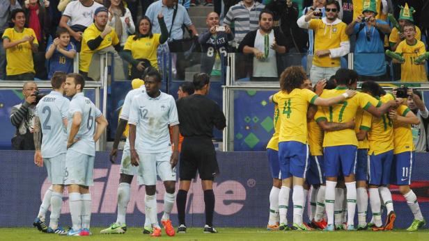 Brazil&#039;s Oscar (obscured) celebrates his goal with teammates as France&#039;s (from L to R) Mathieu Debuchy, Yohan Cabaye, and Blaise Matuidi react during their international friendly soccer match in Porto Alegre June 9, 2013. REUTERS/Paulo Whitaker (BRAZIL - Tags: SPORT SOCCER)