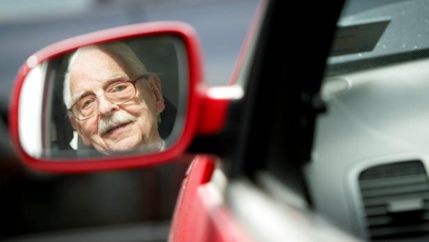 Ist ein Autofahrer als Rentner noch fit genug? In der Regel schon, meinen Experten. Viele neigen jedoch zur Selbstüberschätzung.
