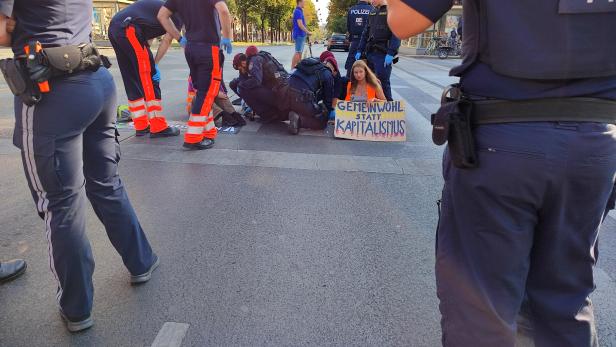 Tempo 100 gefordert: Aktivisten demonstrieren auf Wiener Ringstraße