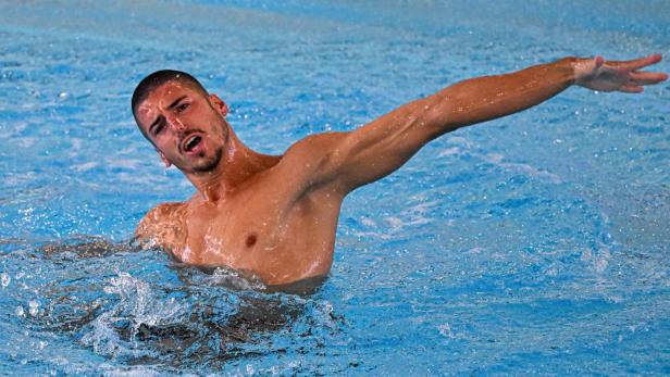 Synchronschwimmende Männer: Giorgio allein im Pool