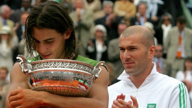 epa000450772 Spain&#039;s Rafael Nadal holds the trophy after winning the Men&#039;s Final against Mariano Puerta of Argentina at the French Open in Roland Garros, Paris, Sunday 05 June 2005. Nadal won 6-7, 6-3, 6-1, 7-5. At right is French soccer player Zinedine Zidane who handed over the trophy. EPA/SRDJAN SUKI