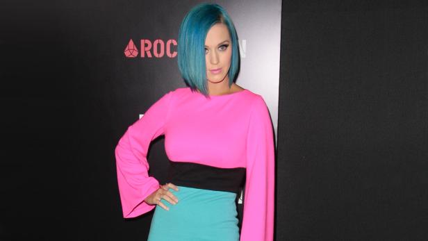 Katy Perry: Die Sängerin kombiniert Blau und Rosé.