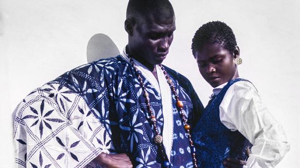 Zwei dunkelhäutige Models präsentieren Mode mit blau-weißen Batikmustern.