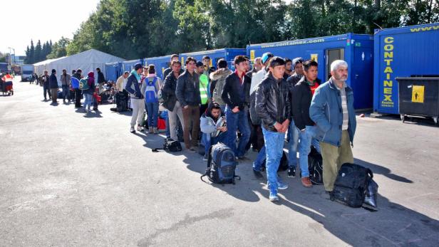 Warten auf den Grenzübertritt nach Deutschland: Die Infrastruktur beim alten Zollamt wurde verbessert.