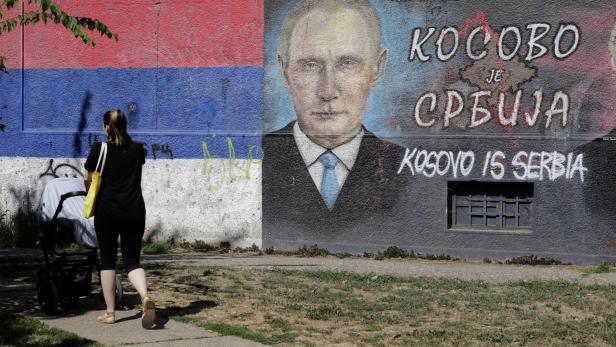 Auf einer Wand in Belgrad steht geschrieben: &quot;Kosovo ist Serbien&quot;. Daneben ein Bild von Russlands Präsident Wladimir Putin.