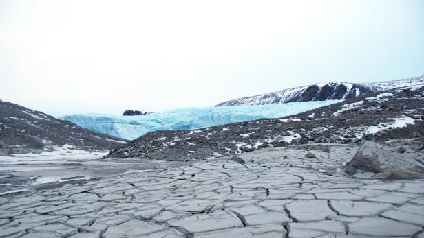 APA13153436-2 - 10062013 - NUUK - GRÖNLAND: ZU APA 0191 CI - Der Südost-Ausflussgletscher des A.P. Olsen Ice Caps mit der völlig fehlenden Schneebedeckung im Bereich des leeren Gletschersees aufgenommen im Frühjahr 2013 in Grönland. Experten der Zentralanstalt für Meteorologie und Geodynamik (ZAMG) befürchten, dass die Gletscher Grönlands heuer besonders viel Masse verlieren werden. +++ WIR WEISEN AUSDRÜCKLICH DARAUF HIN, DASS EINE VERWENDUNG DES BILDES AUS MEDIEN- UND/ODER URHEBERRECHTLICHEN GRÜNDEN AUSSCHLIESSLICH IM ZUSAMMENHANG MIT DEM ANGEFÜHRTEN ZWECK ERFOLGEN DARF - VOLLSTÄNDIGE COPYRIGHTNENNUNG VERPFLICHTEND +++ APA-FOTO: ZAMG/DANIEL BINDER