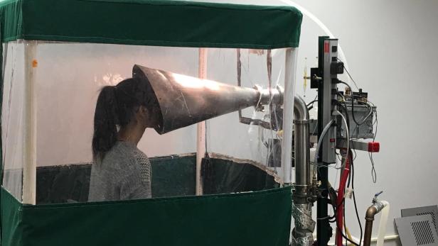 Eine Testperson atmet in den Trichter des an der University of Maryland konstruierten Geräts, das die kleinsten Aerosole auffangen kann.