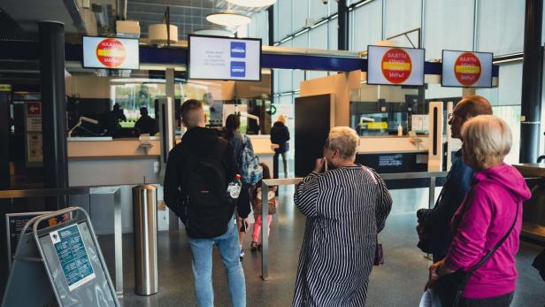 Grenzstation in Finnland: Russen müssen ihre Pässe und Visa zeigen