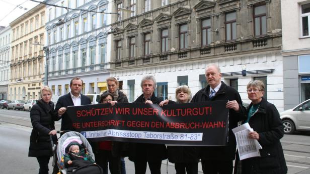 Nachbarn fordern Schutz des Zwillingshauses im Bildhintergrund.