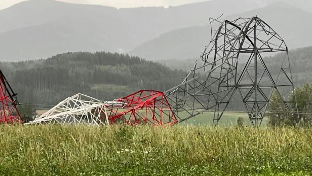 Ein zerstörter Hochspannungsmast in der Steiermark.