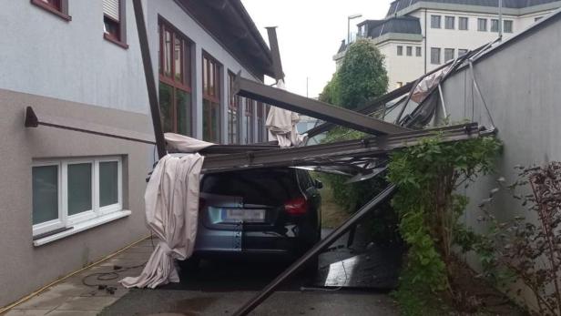 Unwetter in St. Pölten: Pavillon stürzte auf ein Auto