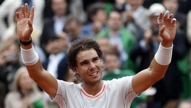 epa03737833 Rafael Nadal of Spain reacts after winning the men&#039;s final match against his compatriot David Ferrer at the French Open tennis tournament at Roland Garros in Paris, France, 09 June 2013. EPA/IAN LANGSDON