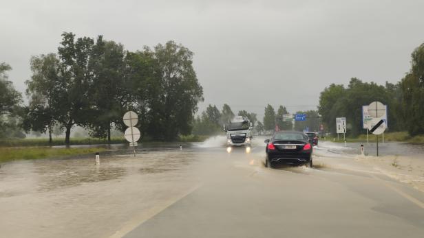 Aufgrund anhaltenden Starkregens kam es am Freitag auch in Bregenz zu zahlreichen Überschwemmungen.