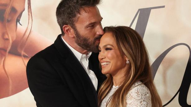 Ben Affleck und Jennifer Lopez zeigten sich erneut verliebt bei der Premiere von Afflecks neuem Film &quot;Air&quot;.