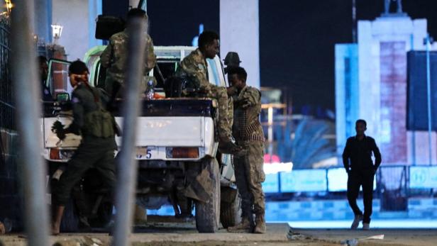 TOPSHOT-SOMALIA-ATTACK Mindestens zwölf Tote bei Angriff auf Hotel in Mogadischu