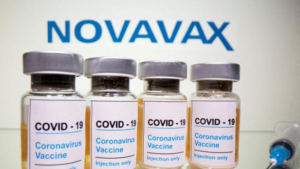 FILE PHOTO: FILE PHOTO: FILE PHOTO: Vials and medical syringe are seen in front of Novavax logo in this illustration FDA erteilt Novavax Notfallzulassung für Jugendliche in den USA