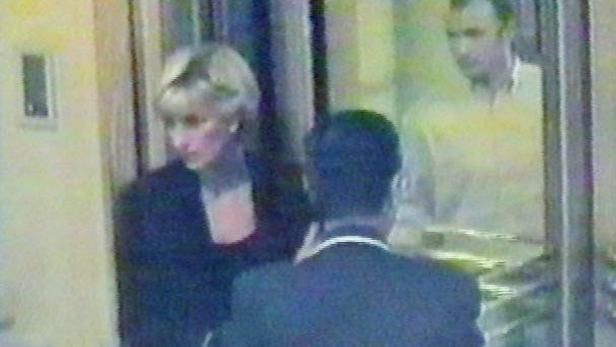 Die Überwachungskameras zeigen jedes Detail: Um 21.50 Uhr betreten Diana und Dodi zum letzten Mal das Hotel Ritz