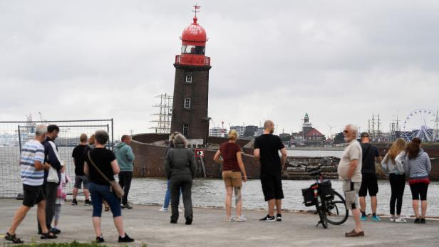 Schiefer Leuchtturm von Bremerhaven provisorisch gesichert