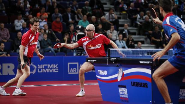 Tischtennisspieler während eines Spiels bei den ITTF European Table Tennis Championships.