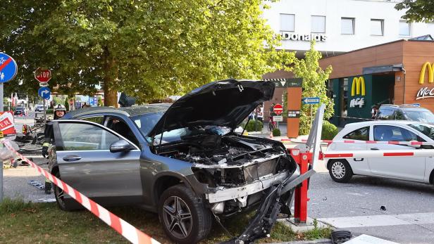 Auto fuhr in Salzburg in Gastgarten: Acht Verletzte