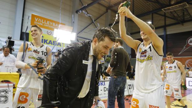 Sektdusche für den Chef-Trainer: Der Jubel war groß, als die Güssing Knights in der Saison 2014 den Meistertitel in der Basketball-Bundesliga holten