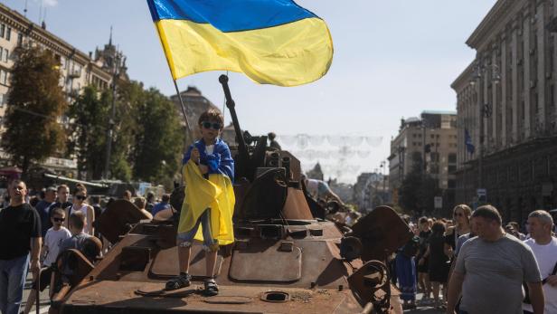 Ausstellung zerstörter russischer Panzer in Kiew