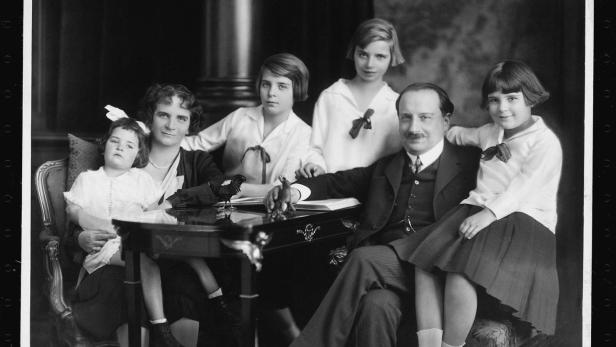 Seltenes gemeinsames Familienfoto: Susi, Mutter Irma, Friedl, Gerda, Ernst und Ilse Benedikt, 1927 (v.li.)