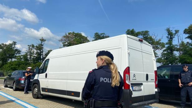 Schlepperbande gründete Transportfirma: Flüchtlinge in Blechkiste gesperrt