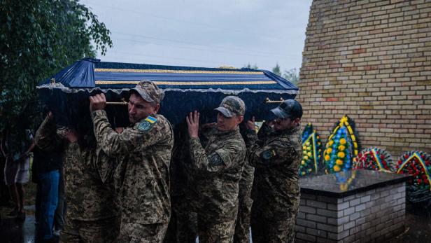 Ukraine verzeichnet 9.000 tote Soldaten + Kreml gibt Kiew Schuld an Dugina-Mord