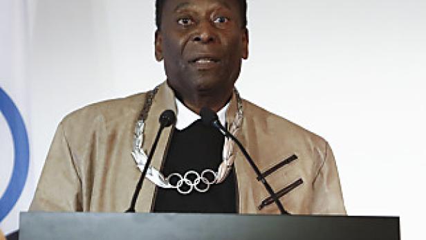 Pelé hält eine Rede vor einem Podium mit dem Logo der Olympischen Spiele 2016 in Rio.
