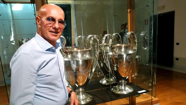 Arrigo Sacchi posiert neben den Trophäen der UEFA Champions League.