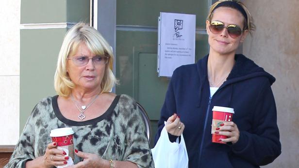 Heidi Klum mit ihrer Mutter vor einem Le Pain Quotidien mit Kaffeebechern.