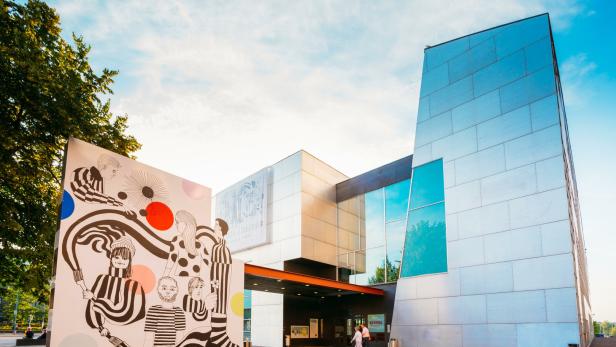 Das Kiasma Museum für zeitgenössische Kunst in Helsinki mit einer großen Kunstinstallation davor.