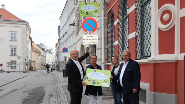 Bürgermeister Reinhard Resch, Silvia Schmid (Leitung Amt für Stadt- und Verkehrplanung), Patricia Trauner (Stadt- und Verkehrsplanung) und Stadtrat Alfred Scheichel bei einer Elternhaltestelle