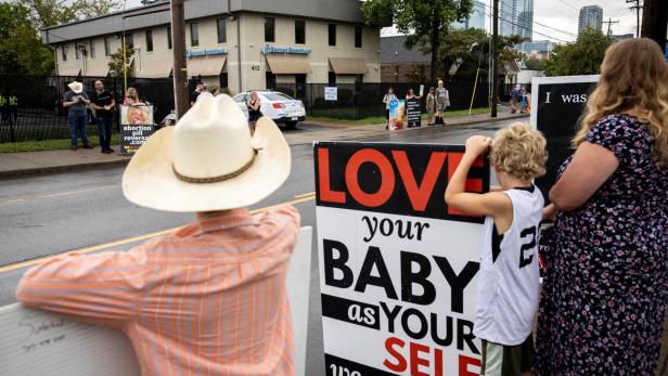 Anti-abortion protestors demonstrate in Tennessee