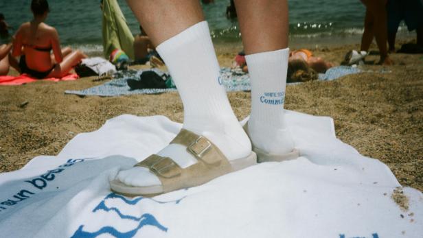 Socken in Sandalen: Modelabel nimmt Urlauber-Klischees auf die Schaufel