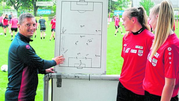 Trainer Gerald Reindl, Torfrau Julia Zangerl und Nadine Drescher