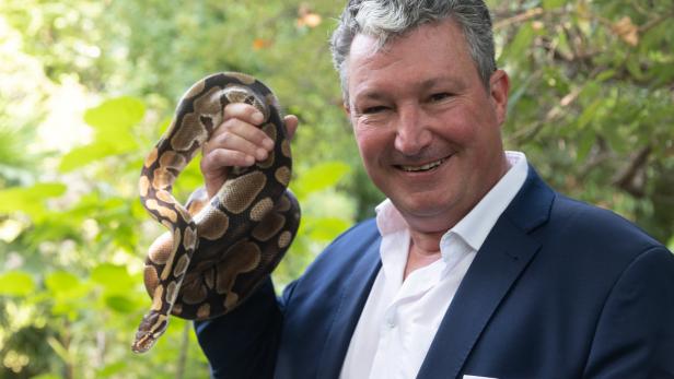 Zoo-Direktor Hering-Hagenbeck: Schlangen faszinieren ihn seit seiner Kindheit (hier mit einem Königspython)